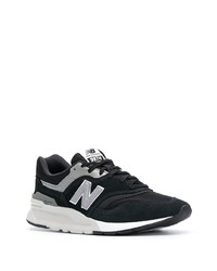 schwarze und weiße Sportschuhe von New Balance