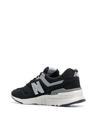 schwarze und weiße Sportschuhe von New Balance