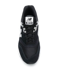 schwarze und weiße Sportschuhe von New Balance