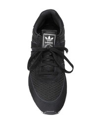 schwarze und weiße Sportschuhe von adidas