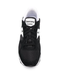 schwarze und weiße Sportschuhe von Saucony