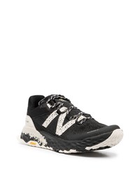 schwarze und weiße Sportschuhe von New Balance