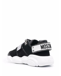 schwarze und weiße Sportschuhe von Moschino