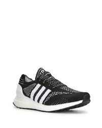 schwarze und weiße Sportschuhe von adidas