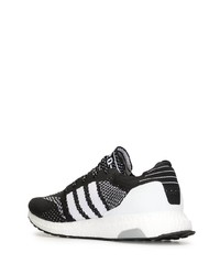 schwarze und weiße Sportschuhe von adidas