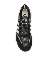 schwarze und weiße Sportschuhe von adidas