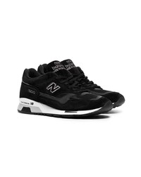 schwarze und weiße Sportschuhe von New Balance