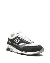 schwarze und weiße Sportschuhe von New Balance