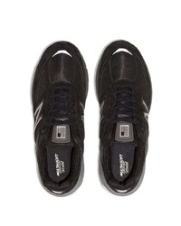 schwarze und weiße Sportschuhe von New Balance