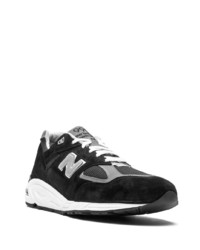 schwarze und weiße Sportschuhe von New Balance