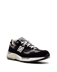 schwarze und weiße Sportschuhe von New Balance