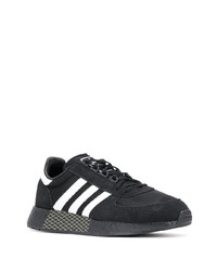 schwarze und weiße Sportschuhe von adidas