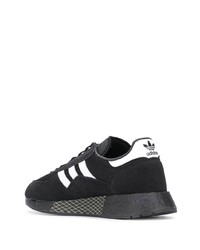 schwarze und weiße Sportschuhe von adidas