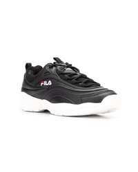 schwarze und weiße Sportschuhe von Fila