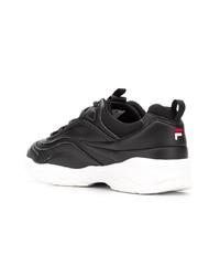 schwarze und weiße Sportschuhe von Fila