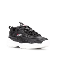 schwarze und weiße Sportschuhe von Fila