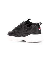 schwarze und weiße Sportschuhe von Fila