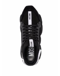 schwarze und weiße Sportschuhe von Moschino