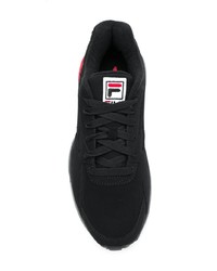 schwarze und weiße Sportschuhe von Fila