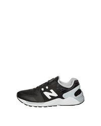 schwarze und weiße Sportschuhe von New Balance