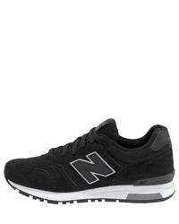 schwarze und weiße Sportschuhe von New Balance