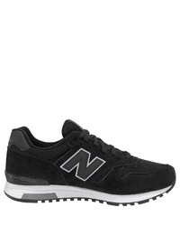 schwarze und weiße Sportschuhe von New Balance