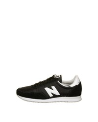 schwarze und weiße Sportschuhe von New Balance