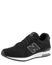 schwarze und weiße Sportschuhe von New Balance