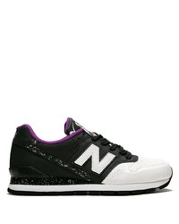 schwarze und weiße Sportschuhe von New Balance