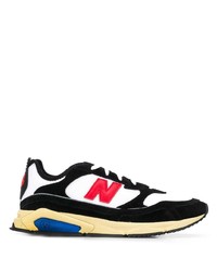 schwarze und weiße Sportschuhe von New Balance