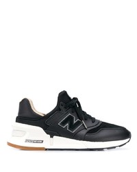 schwarze und weiße Sportschuhe von New Balance