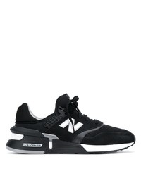 schwarze und weiße Sportschuhe von New Balance