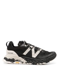 schwarze und weiße Sportschuhe von New Balance