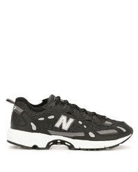 schwarze und weiße Sportschuhe von New Balance