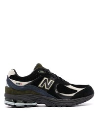 schwarze und weiße Sportschuhe von New Balance