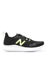 schwarze und weiße Sportschuhe von New Balance