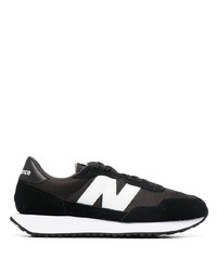 schwarze und weiße Sportschuhe von New Balance