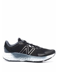 schwarze und weiße Sportschuhe von New Balance