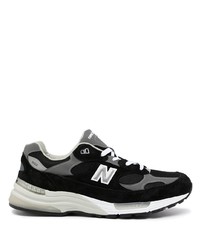 schwarze und weiße Sportschuhe von New Balance