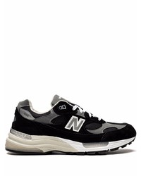 schwarze und weiße Sportschuhe von New Balance