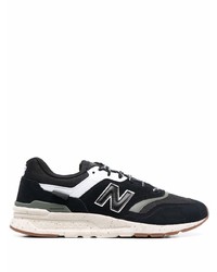 schwarze und weiße Sportschuhe von New Balance