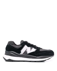 schwarze und weiße Sportschuhe von New Balance