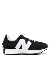 schwarze und weiße Sportschuhe von New Balance