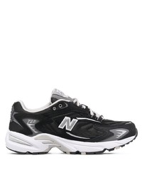 schwarze und weiße Sportschuhe von New Balance