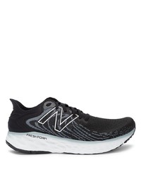 schwarze und weiße Sportschuhe von New Balance