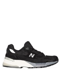 schwarze und weiße Sportschuhe von New Balance