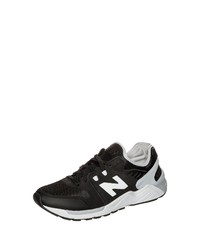 schwarze und weiße Sportschuhe von New Balance