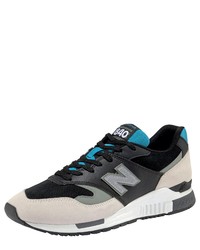 schwarze und weiße Sportschuhe von New Balance