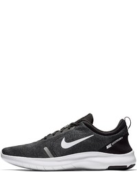 schwarze und weiße Sportschuhe von Nike