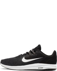 schwarze und weiße Sportschuhe von Nike